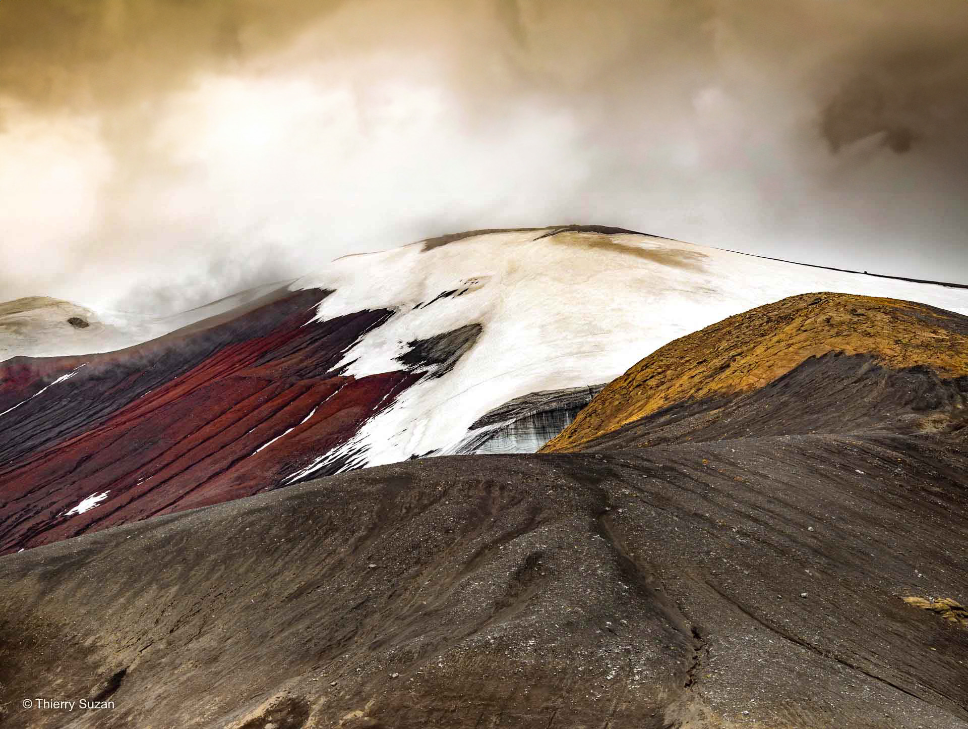 Au large du continent blanc, l’île de la Déception témoigne de l’histoire des baleiniers d’antan et des convulsions souterraines de la Terre. © Thierry Suzan, tous droits réservés.   